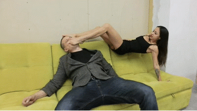 Hitwoman Tiffany is hired to destroy the traitor Hitwoman Tiffany is hired to destroy the traitor